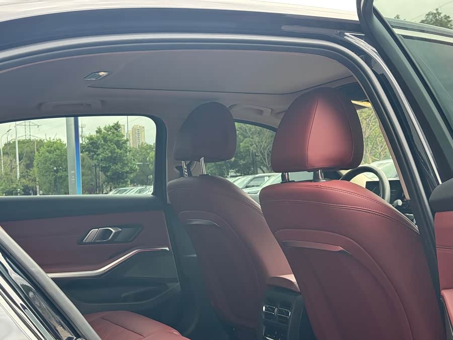 BMW 3 Series 2024 325Li M Sport - zdjęcie 15