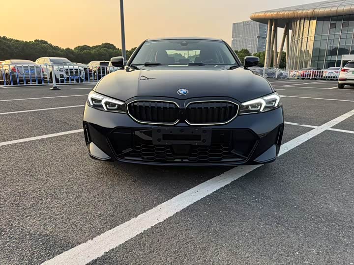 BMW 3 Series 2026 330Li M Sport Night Package - zdjęcie 11