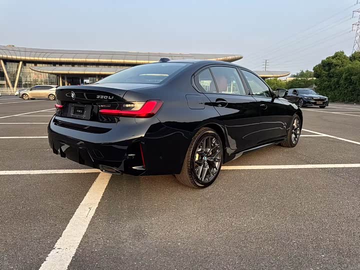 BMW 3 Series 2026 330Li M Sport Night Package - zdjęcie 14
