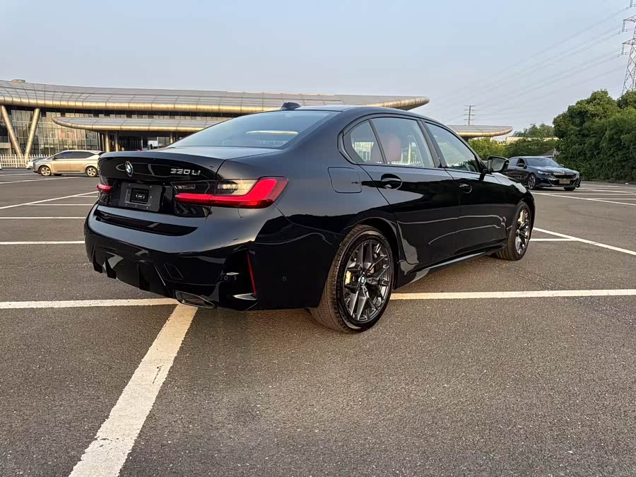 BMW 3 Series 2026 330Li M Sport Night Package - zdjęcie 5