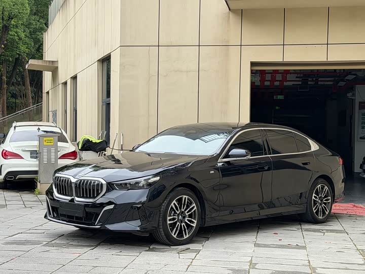 BMW 5 Series 2024 530Li Luxury M Sport Package - zdjęcie 16