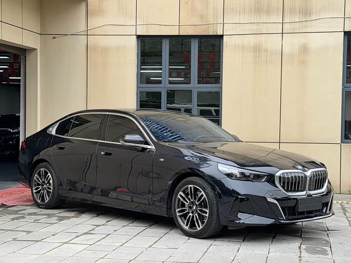 BMW 5 Series 2024 530Li Luxury M Sport Package - zdjęcie 18