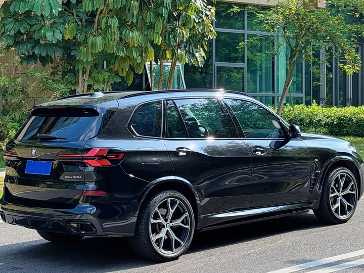 BMW X5 2023 xDrive 30Li Luxury M Sport Night Package - zdjęcie 17