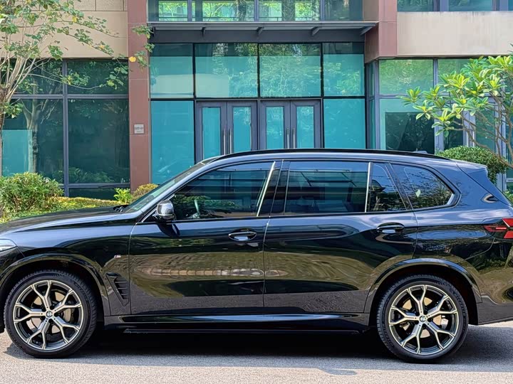 BMW X5 2023 xDrive 30Li Luxury M Sport Night Package - zdjęcie 18