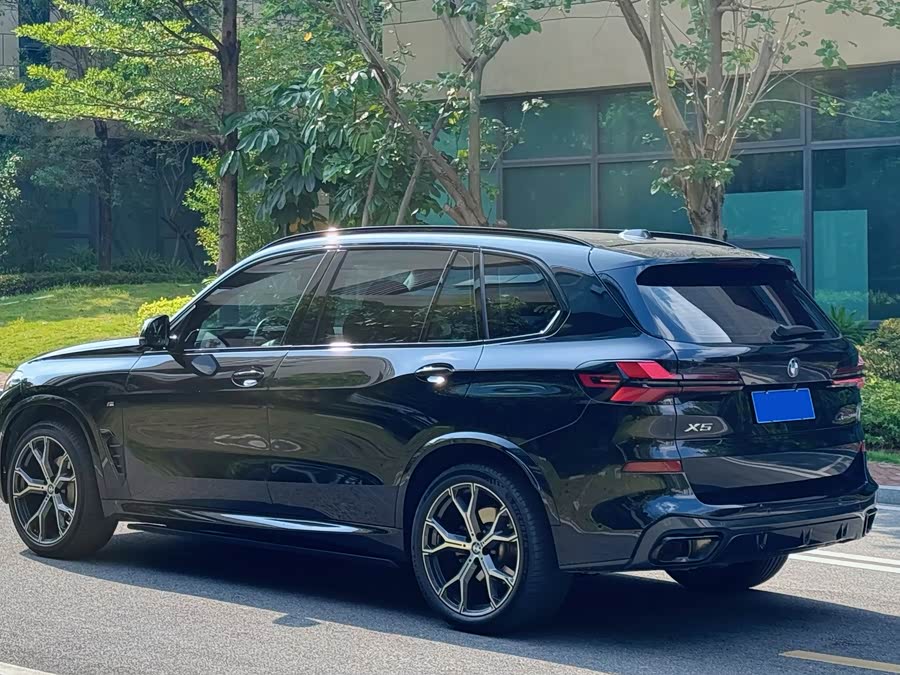 BMW X5 2023 xDrive 30Li Luxury M Sport Night Package - zdjęcie 4