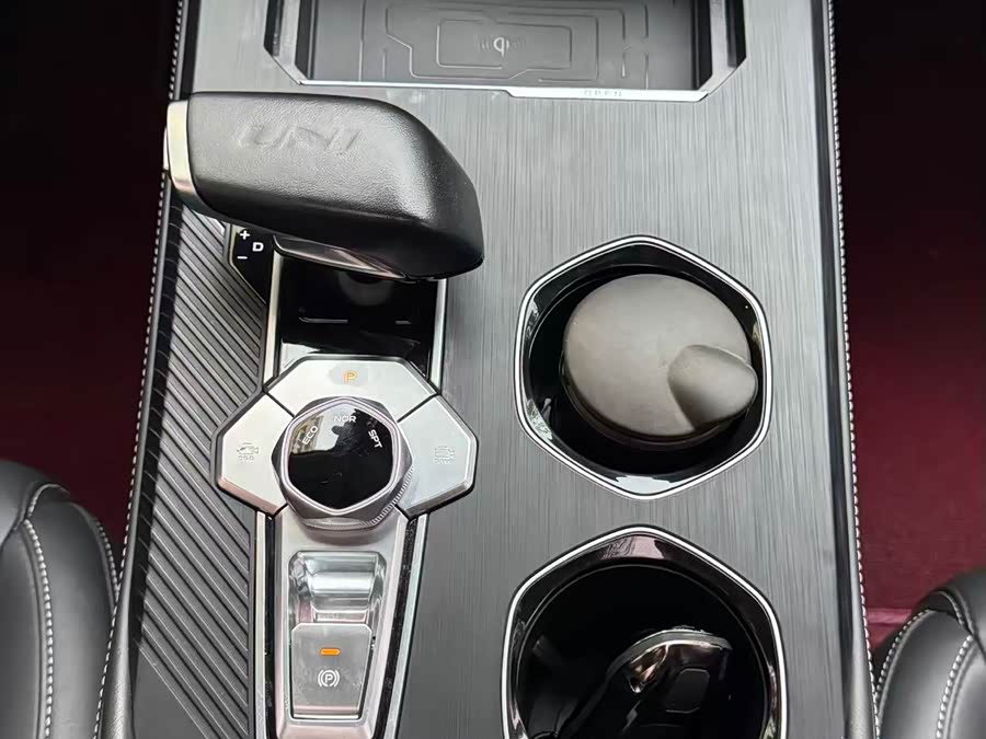 Changan UNI-K 2023 2.0T Two-Wheel Drive Elegant Type - zdjęcie 13