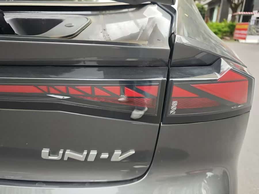 Changan UNI-V 2023 1.5T Premium - zdjęcie 18