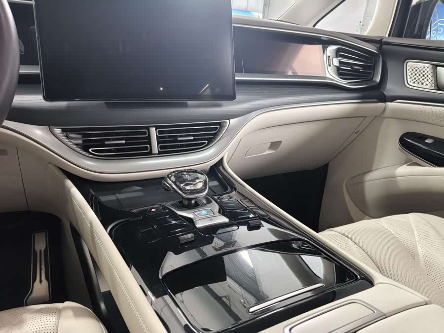 D9 2025 DM-i Intelligent Driving 1020 4WD Flagship - zdjęcie 15