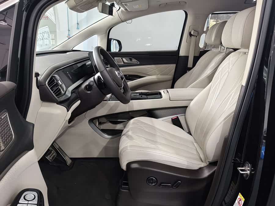 D9 2025 DM-i Intelligent Driving 1020 4WD Flagship - zdjęcie 9