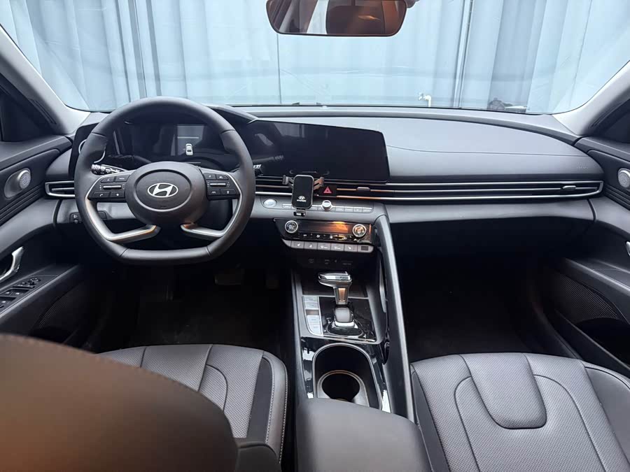 Elantra 2023 1.5L CVT LUX Premium Edition - zdjęcie 16