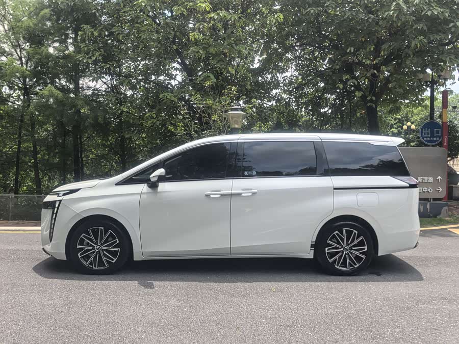 GAC E8 PHEV 2024 150km MAX - zdjęcie 2