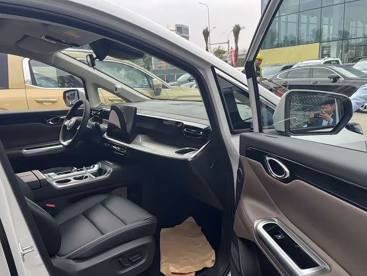 GAC E8 PHEV 2025 150km PRO+ - zdjęcie 15