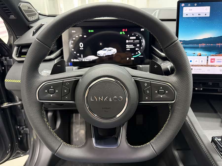 Lynk & Co 03 2.0T Auto Ultra - zdjęcie 4