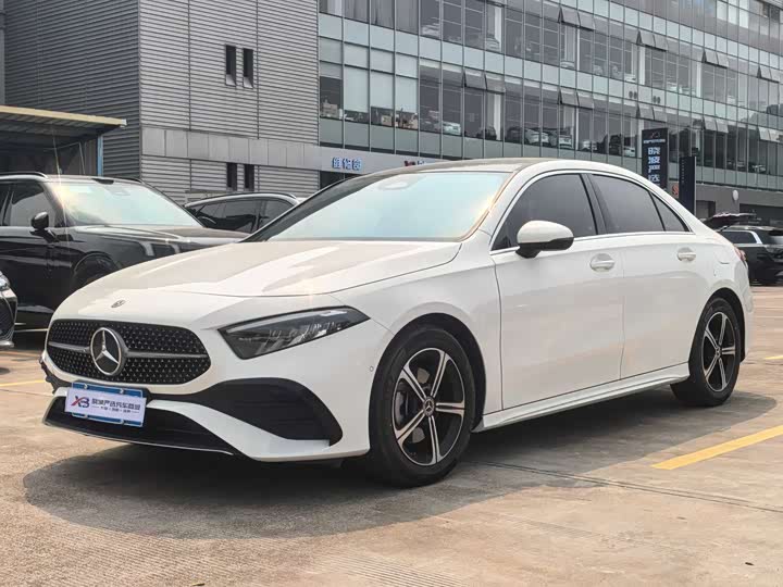 Mercedes-Benz A-Class 2023 A 200 L Fashion Edition - zdjęcie 14