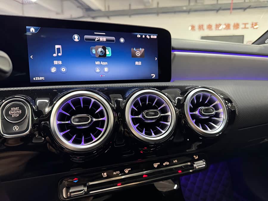 Mercedes-Benz A-Class AMG 2024 AMG A 35 L 4MATIC - zdjęcie 11