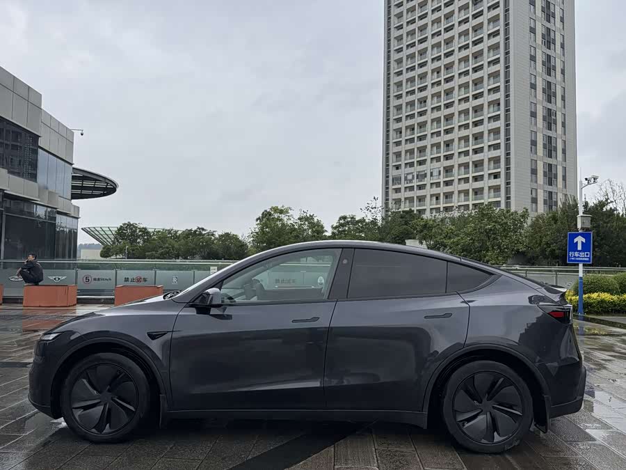 Model Y 2025 Long Range All-Wheel Drive First Edition - zdjęcie 7