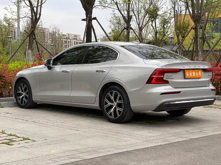 Volvo S60 2023 B4 Intelligent Luxury Edition - zdjęcie 16
