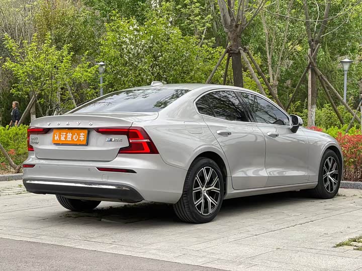 Volvo S60 2023 B4 Intelligent Luxury Edition - zdjęcie 18