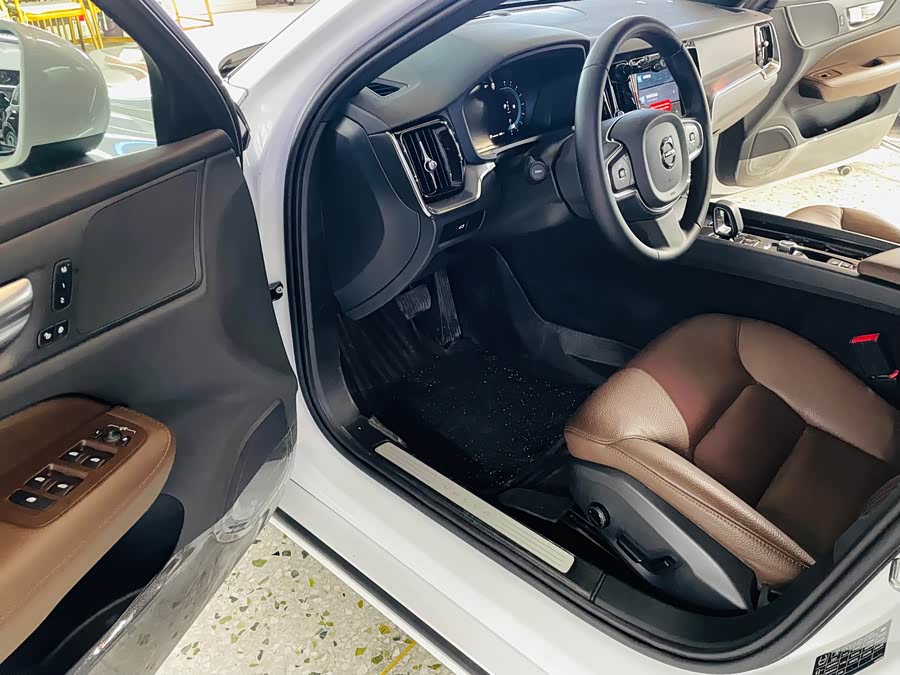 Volvo S60 2025 B4 Intelligent Luxury - zdjęcie 17
