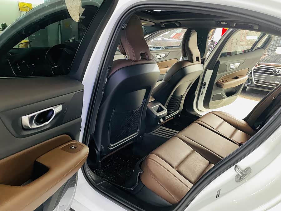 Volvo S60 2025 B4 Intelligent Luxury - zdjęcie 4