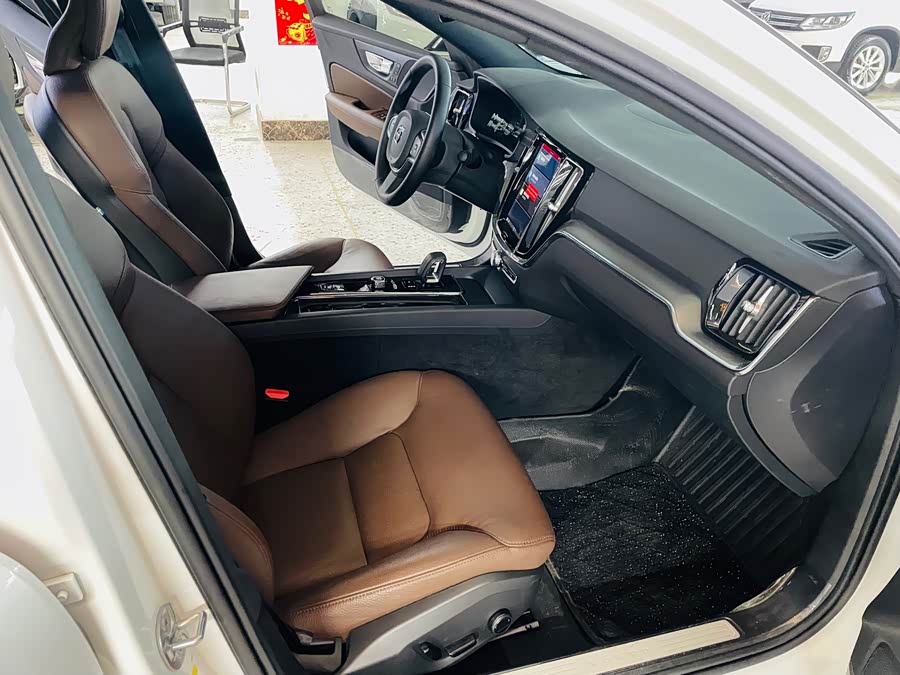 Volvo S60 2025 B4 Intelligent Luxury - zdjęcie 6