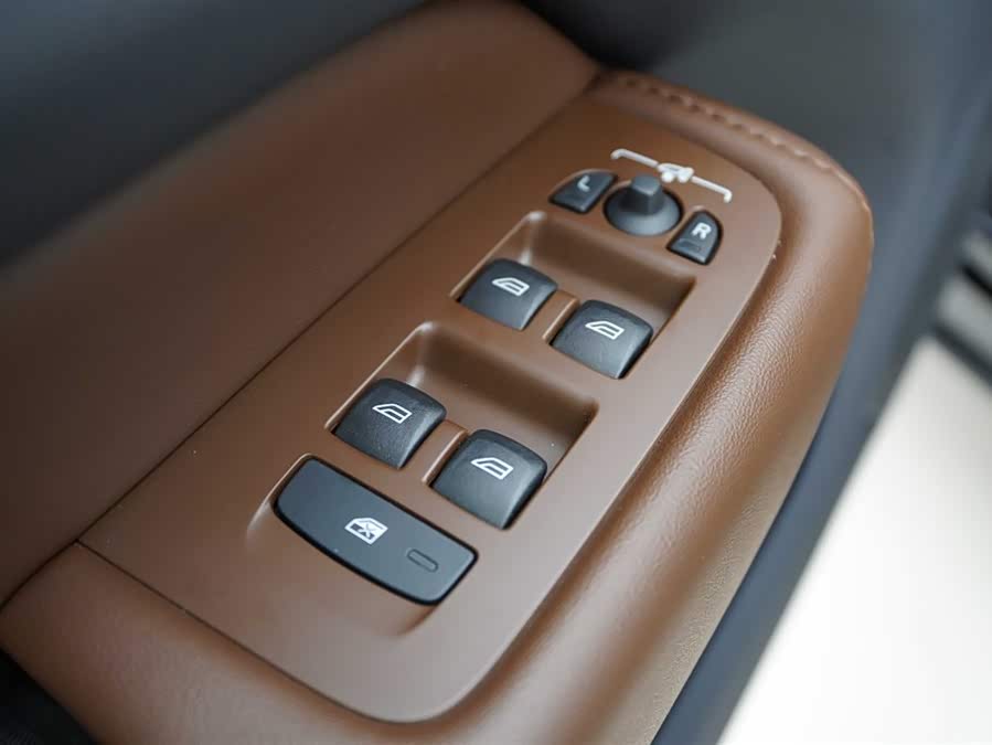 Volvo XC60 2024 B5 4WD Intelligent Luxury - zdjęcie 11