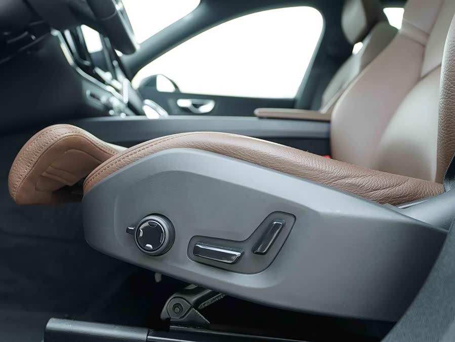Volvo XC60 2024 B5 4WD Intelligent Luxury - zdjęcie 13