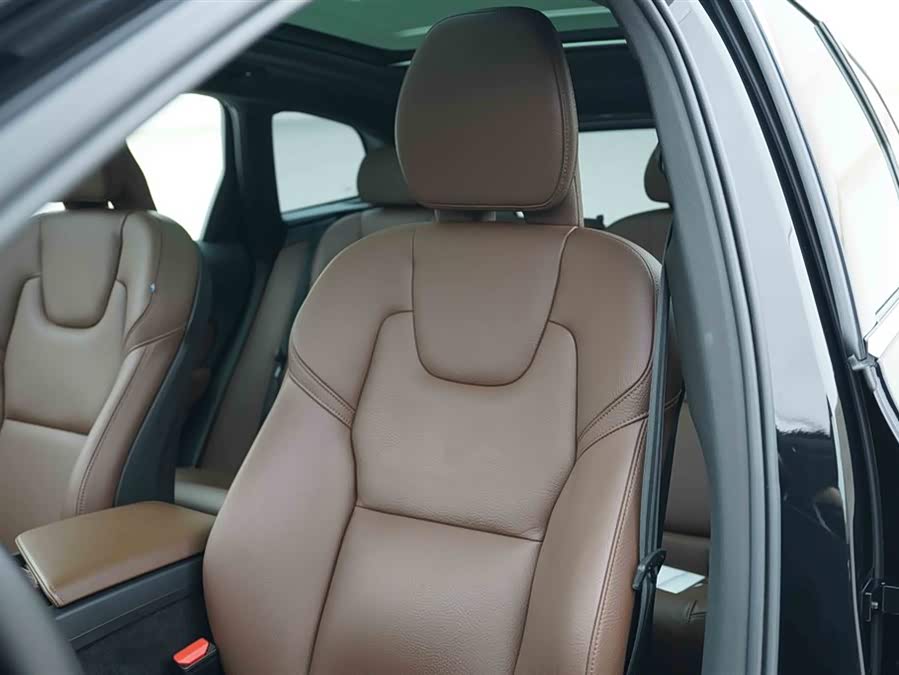 Volvo XC60 2024 B5 4WD Intelligent Luxury - zdjęcie 14