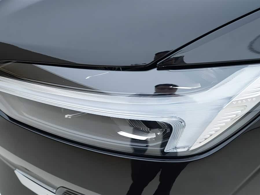 Volvo XC60 2024 B5 4WD Intelligent Luxury - zdjęcie 15