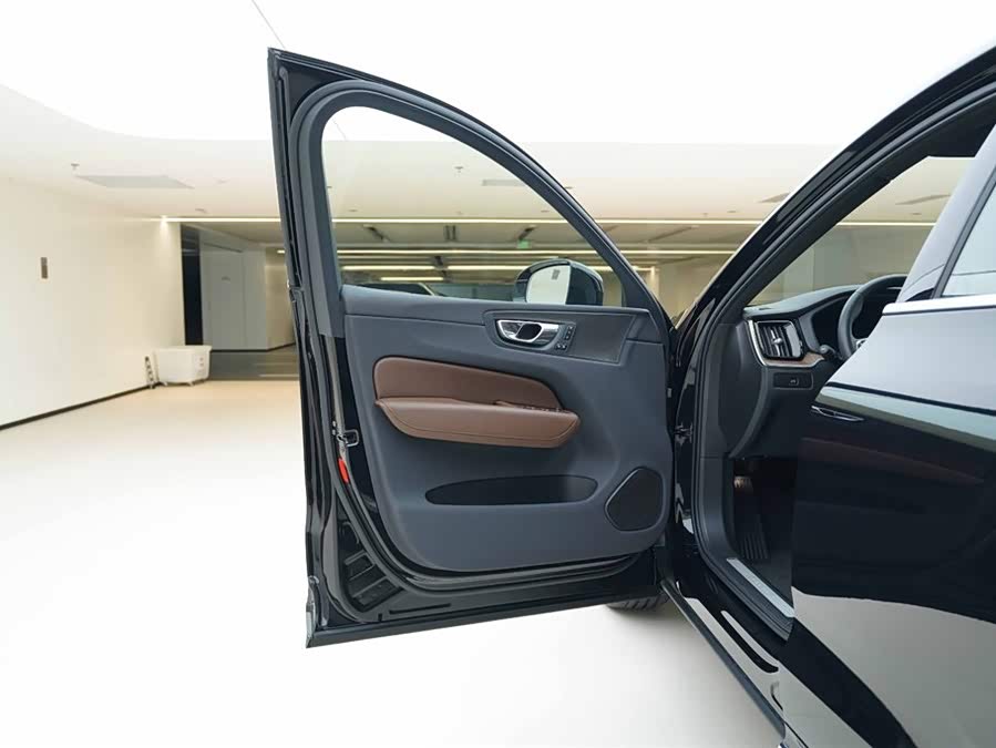 Volvo XC60 2024 B5 4WD Intelligent Luxury - zdjęcie 17