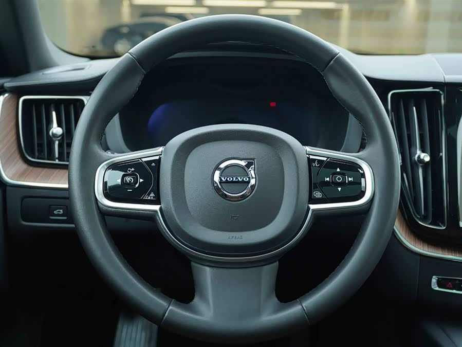 Volvo XC60 2024 B5 4WD Intelligent Luxury - zdjęcie 18