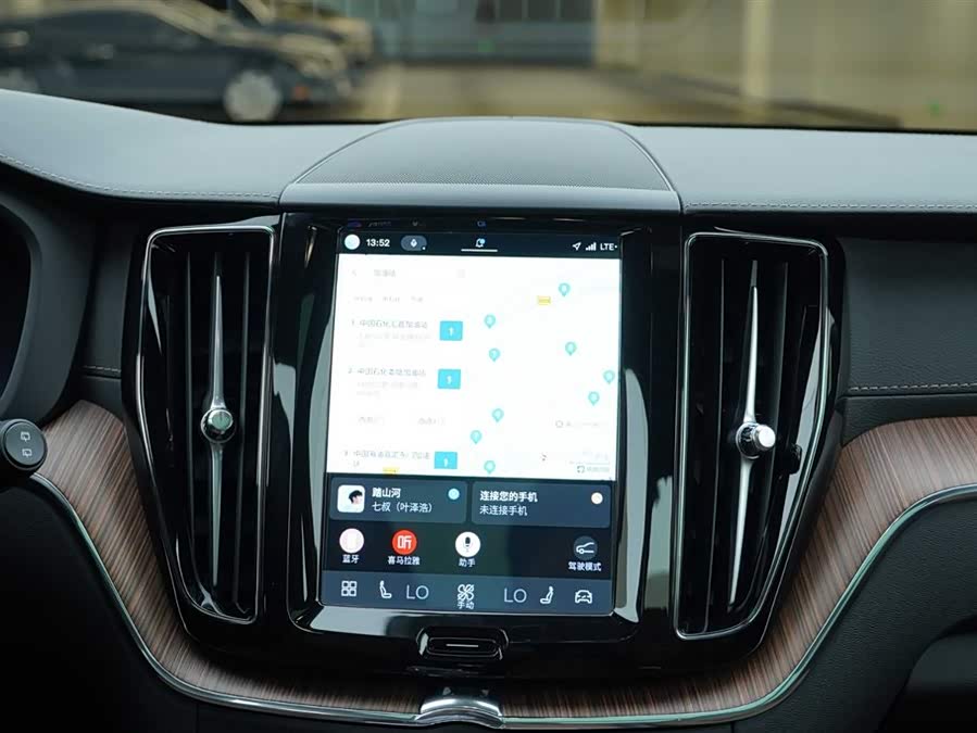 Volvo XC60 2024 B5 4WD Intelligent Luxury - zdjęcie 19
