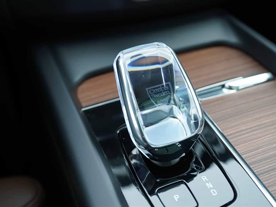 Volvo XC60 2024 B5 4WD Intelligent Luxury - zdjęcie 9