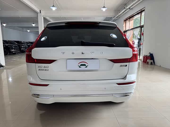 Volvo XC60 2024 B5 AWD Intelligent Luxury Edition - zdjęcie 15