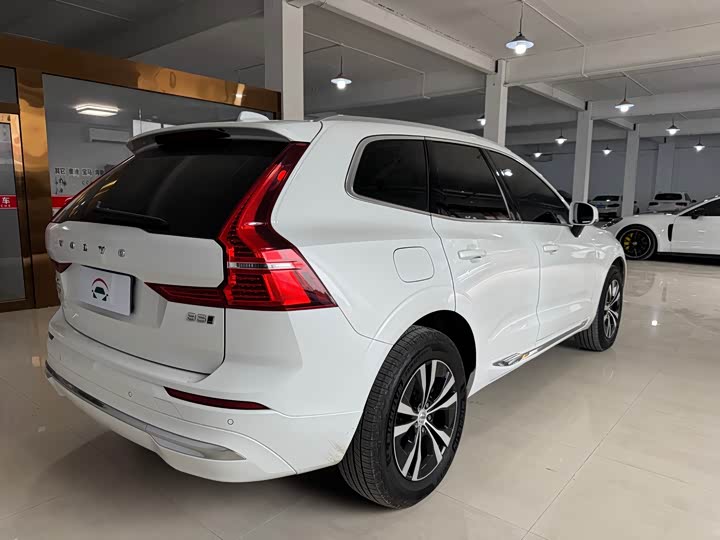 Volvo XC60 2024 B5 AWD Intelligent Luxury Edition - zdjęcie 17