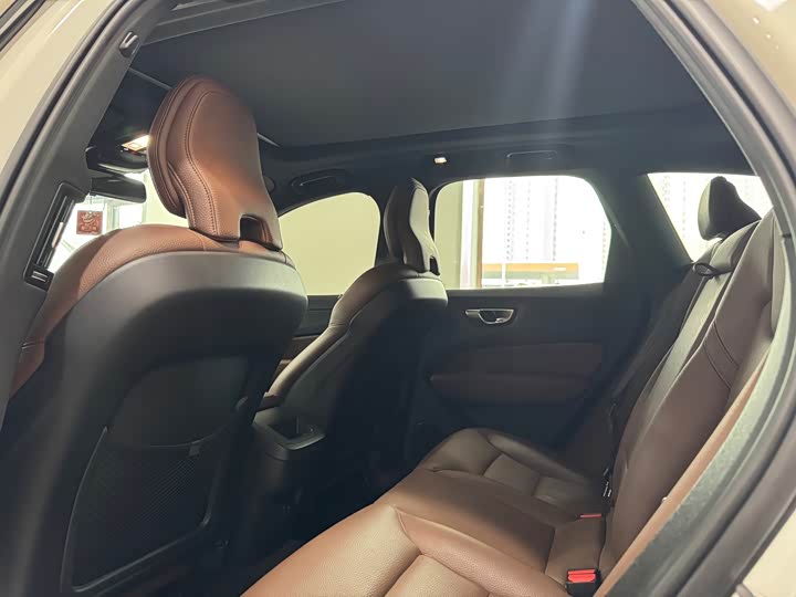 Volvo XC60 2024 B5 AWD Intelligent Luxury Edition - zdjęcie 19
