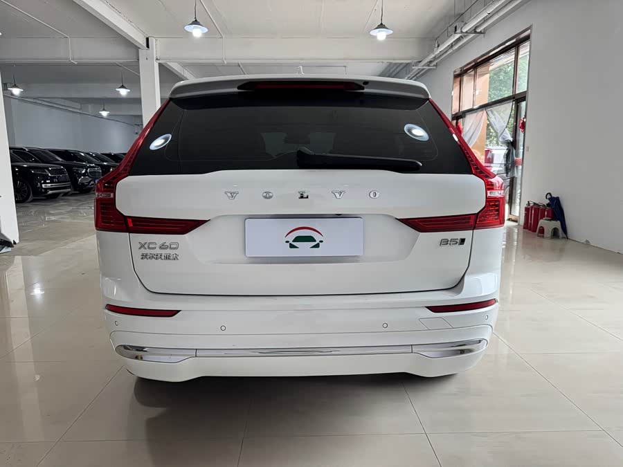 Volvo XC60 2024 B5 AWD Intelligent Luxury Edition - zdjęcie 4