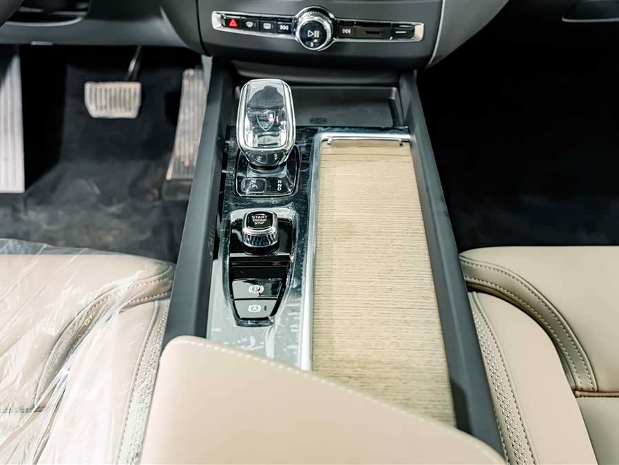 Volvo XC60 2026 B5 4WD Intelligent Luxury - zdjęcie 12