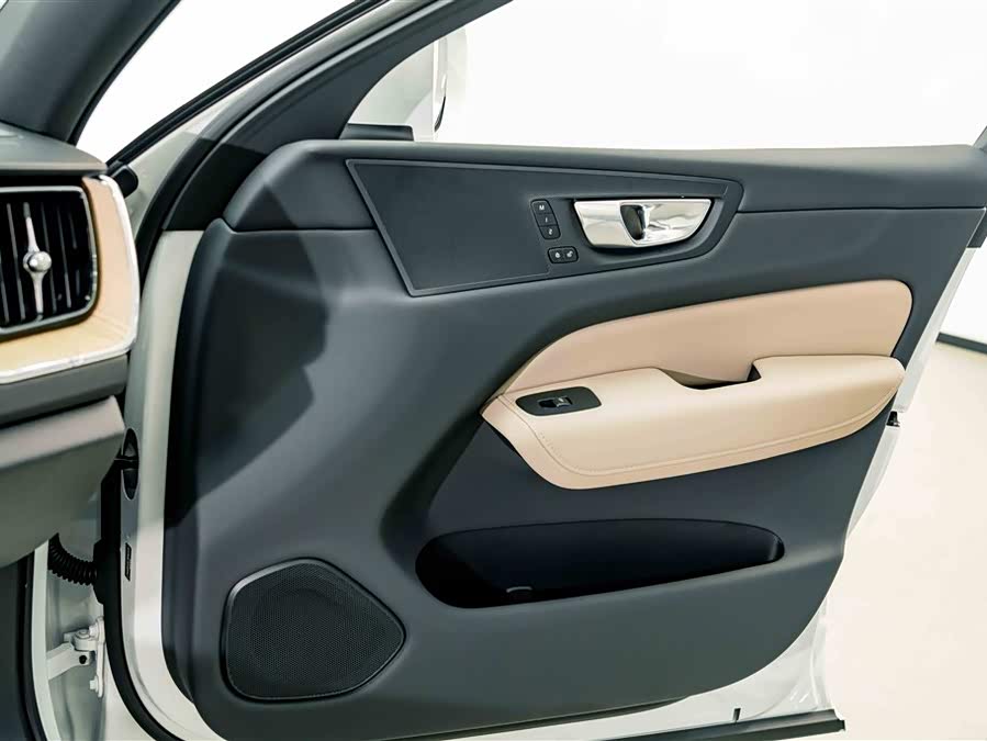 Volvo XC60 2026 B5 4WD Intelligent Luxury - zdjęcie 13
