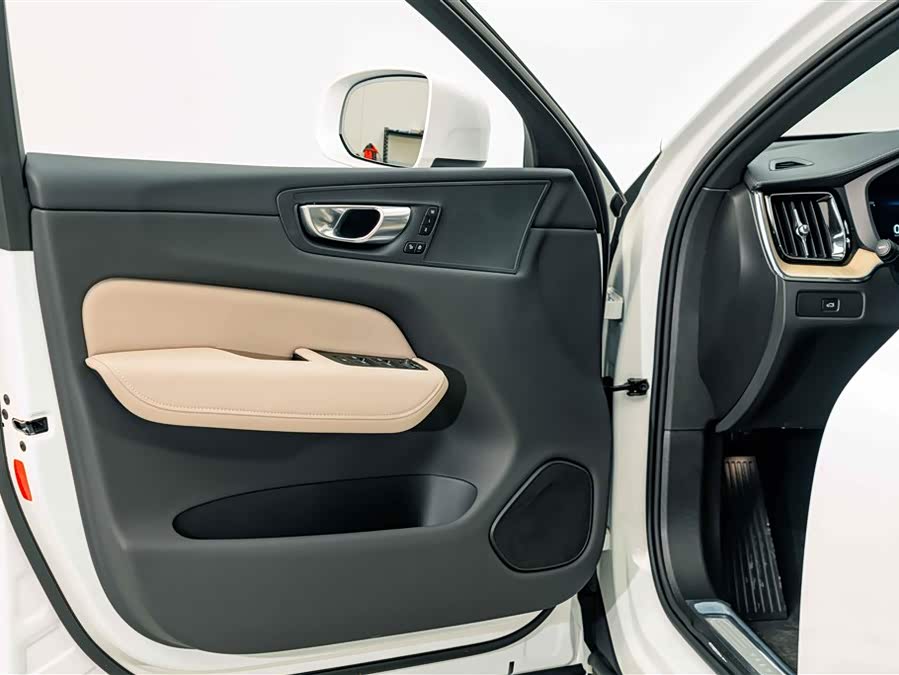 Volvo XC60 2026 B5 4WD Intelligent Luxury - zdjęcie 15