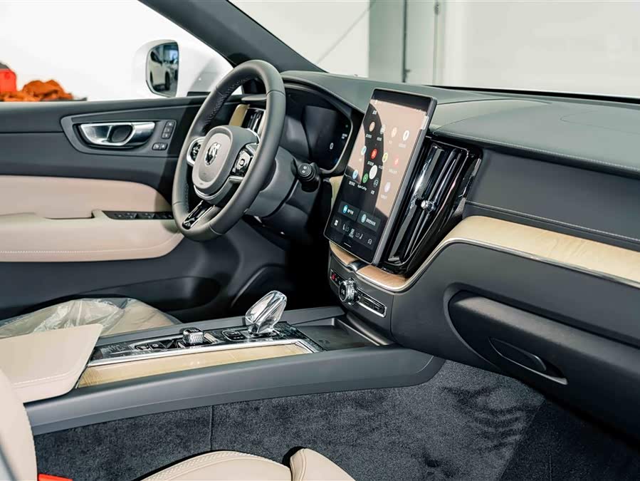 Volvo XC60 2026 B5 4WD Intelligent Luxury - zdjęcie 17