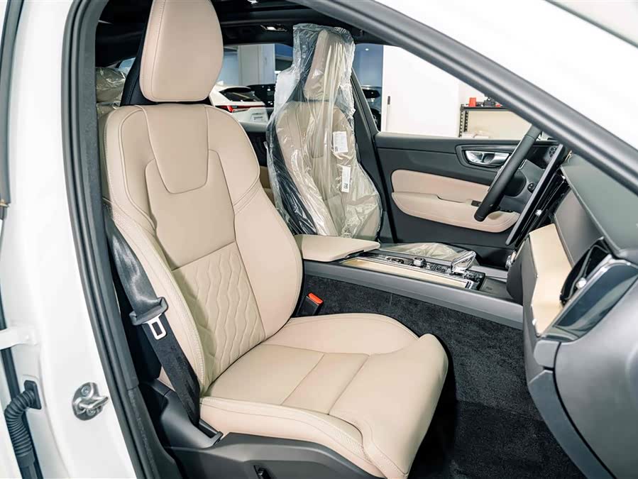 Volvo XC60 2026 B5 4WD Intelligent Luxury - zdjęcie 18