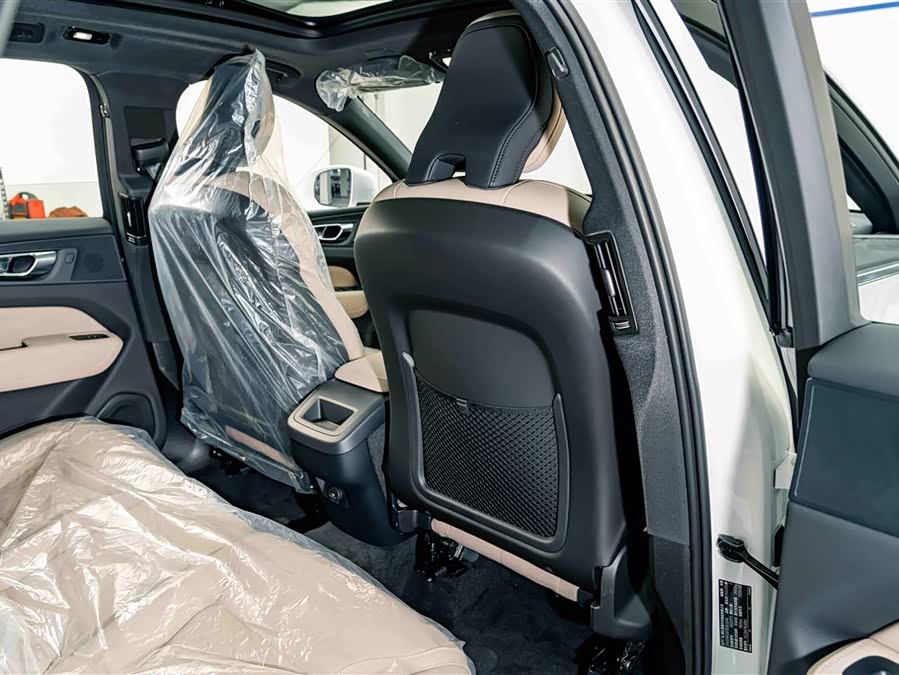 Volvo XC60 2026 B5 4WD Intelligent Luxury - zdjęcie 19