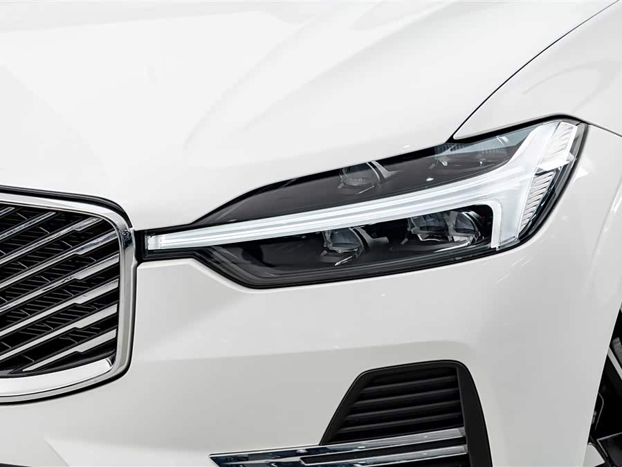 Volvo XC60 2026 B5 4WD Intelligent Luxury - zdjęcie 4