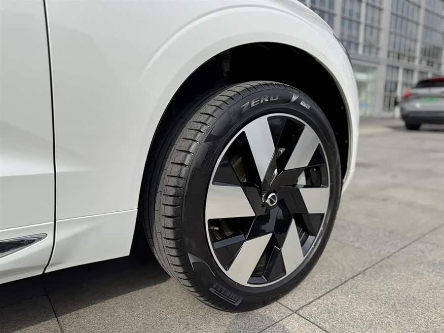 Volvo XC60 PHEV Long Range 4WD Intelligent Luxury - zdjęcie 11