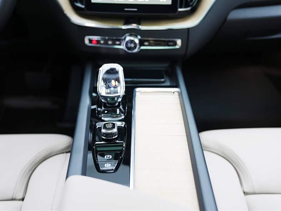 Volvo XC60 PHEV Long Range 4WD Intelligent Luxury - zdjęcie 12