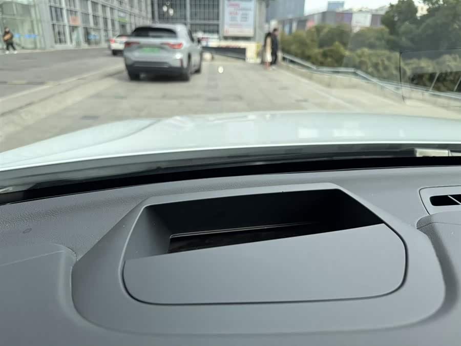 Volvo XC60 PHEV Long Range 4WD Intelligent Luxury - zdjęcie 13