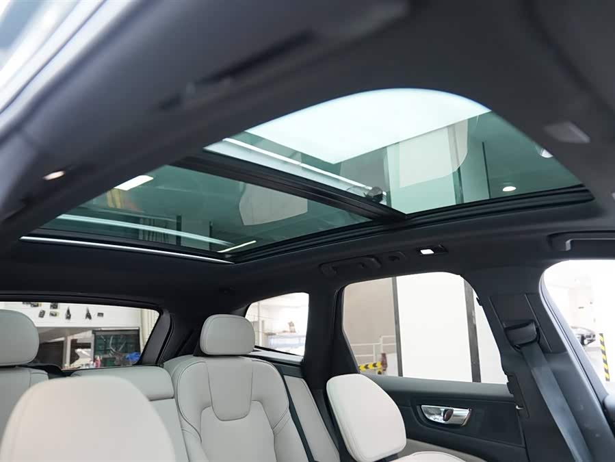Volvo XC60 PHEV Long Range 4WD Intelligent Luxury - zdjęcie 15