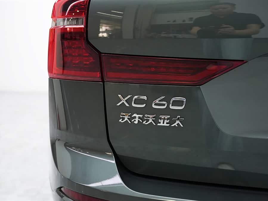 Volvo XC60 PHEV Long Range 4WD Intelligent Luxury - zdjęcie 16