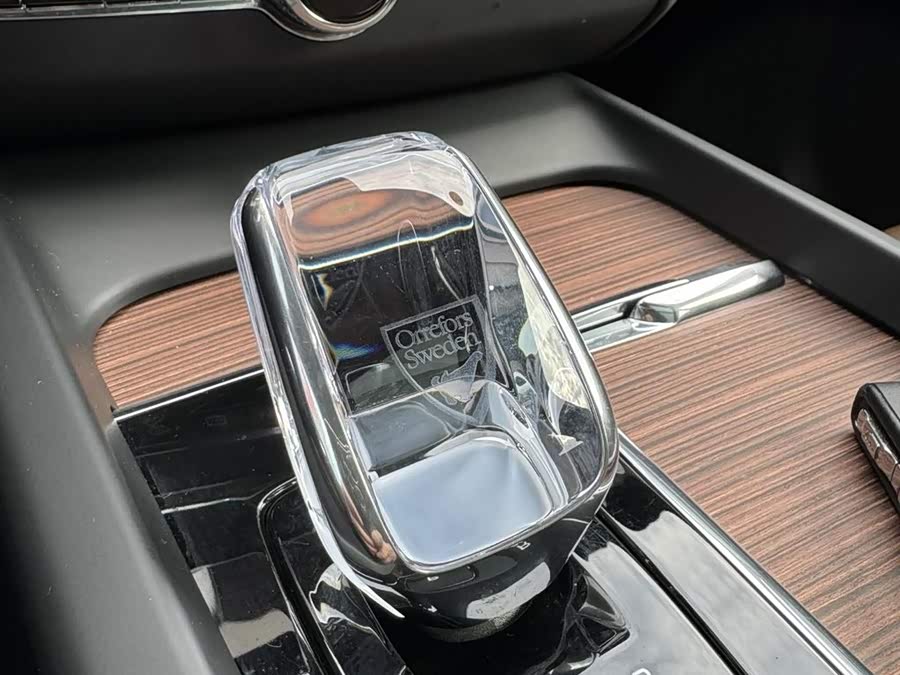 Volvo XC60 PHEV Long Range 4WD Intelligent Luxury - zdjęcie 16